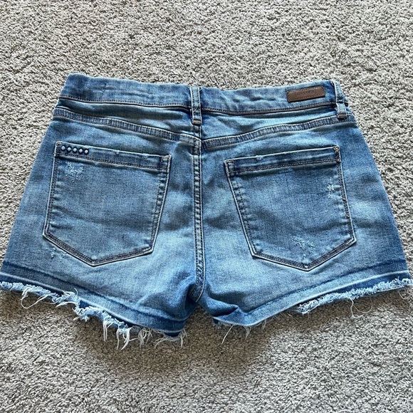 Blank NYC Jean Hiker Shorts Size 27 Embroidered Butterfly Roses Floral Cut-Off - Picture 3 of 3